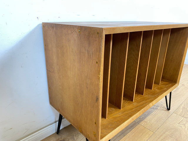 WMK Stilvolle, minimalistische Mid-Century Kommode für Schallplatten , 60er Jahre Korpus upcycled mit neuen Metallfüßen # Vinylschrank Regal Sideboard Bücherschrank Regal Schallplattenregal Vintage