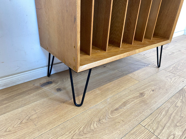 WMK Stilvolle, minimalistische Mid-Century Kommode für Schallplatten , 60er Jahre Korpus upcycled mit neuen Metallfüßen # Vinylschrank Regal Sideboard Bücherschrank Regal Schallplattenregal Vintage