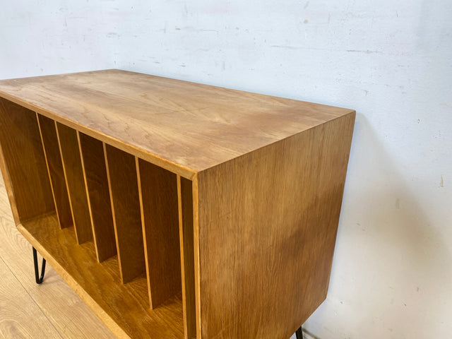 WMK Stilvolle, minimalistische Mid-Century Kommode für Schallplatten , 60er Jahre Korpus upcycled mit neuen Metallfüßen # Vinylschrank Regal Sideboard Bücherschrank Regal Schallplattenregal Vintage