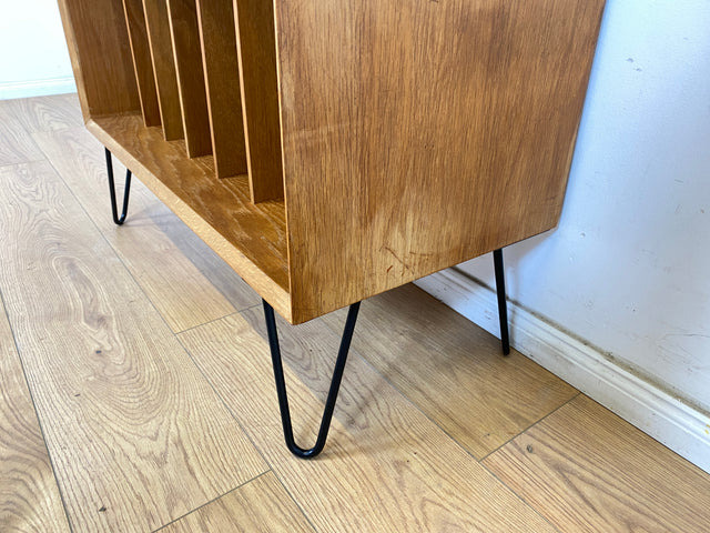 WMK Stilvolle, minimalistische Mid-Century Kommode für Schallplatten , 60er Jahre Korpus upcycled mit neuen Metallfüßen # Vinylschrank Regal Sideboard Bücherschrank Regal Schallplattenregal Vintage