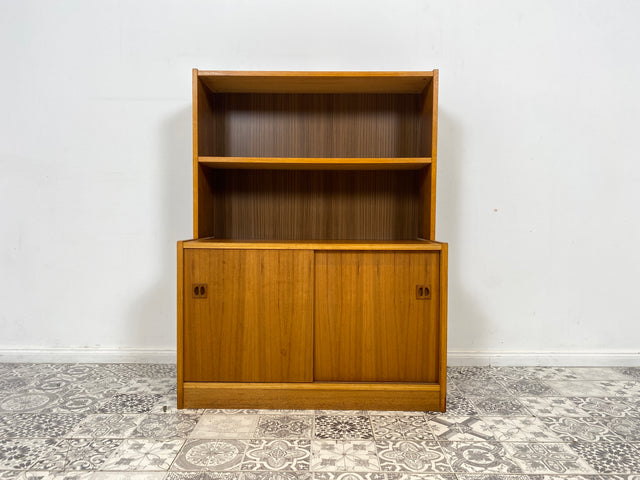 WMK Stilvoller kleiner skandinavischer Bücherschrank in Nussbaum mit Schiebetüren & hübschen Holzgriffen # Regal Bücherregal Kommode Highboard Bibliothek Sideboard Danish Design Mid-Century Vintage