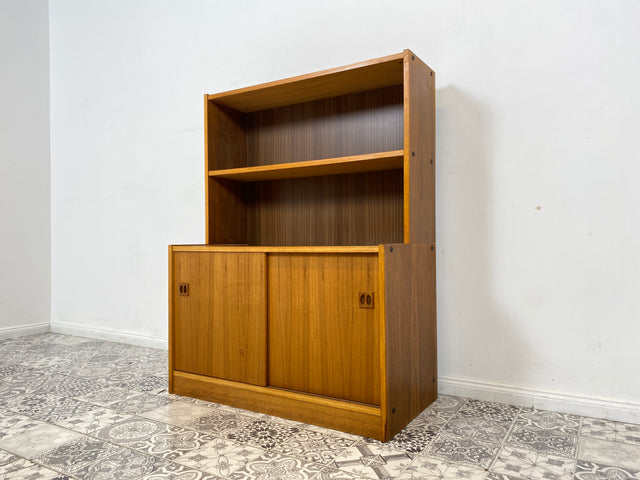 WMK Stilvoller kleiner skandinavischer Bücherschrank in Nussbaum mit Schiebetüren & hübschen Holzgriffen # Regal Bücherregal Kommode Highboard Bibliothek Sideboard Danish Design Mid-Century Vintage