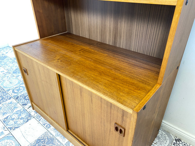 WMK Stilvoller kleiner skandinavischer Bücherschrank in Nussbaum mit Schiebetüren & hübschen Holzgriffen # Regal Bücherregal Kommode Highboard Bibliothek Sideboard Danish Design Mid-Century Vintage