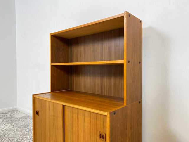 WMK Stilvoller kleiner skandinavischer Bücherschrank in Nussbaum mit Schiebetüren & hübschen Holzgriffen # Regal Bücherregal Kommode Highboard Bibliothek Sideboard Danish Design Mid-Century Vintage