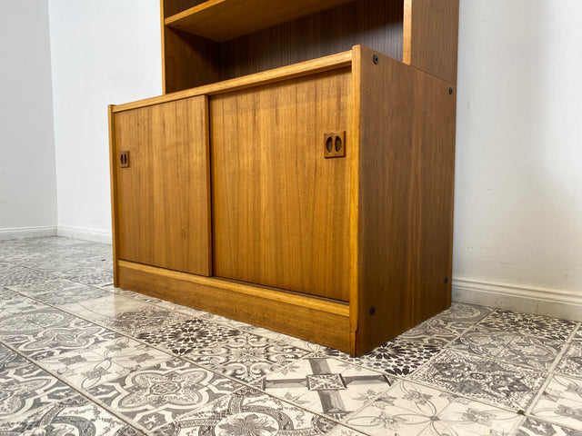 WMK Stilvoller kleiner skandinavischer Bücherschrank in Nussbaum mit Schiebetüren & hübschen Holzgriffen # Regal Bücherregal Kommode Highboard Bibliothek Sideboard Danish Design Mid-Century Vintage