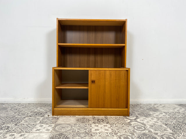 WMK Stilvoller kleiner skandinavischer Bücherschrank in Nussbaum mit Schiebetüren & hübschen Holzgriffen # Regal Bücherregal Kommode Highboard Bibliothek Sideboard Danish Design Mid-Century Vintage