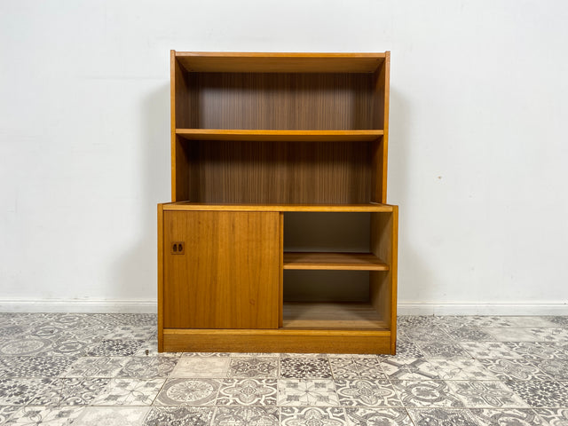 WMK Stilvoller kleiner skandinavischer Bücherschrank in Nussbaum mit Schiebetüren & hübschen Holzgriffen # Regal Bücherregal Kommode Highboard Bibliothek Sideboard Danish Design Mid-Century Vintage