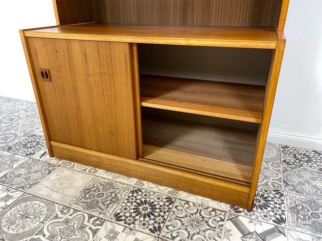 WMK Stilvoller kleiner skandinavischer Bücherschrank in Nussbaum mit Schiebetüren & hübschen Holzgriffen # Regal Bücherregal Kommode Highboard Bibliothek Sideboard Danish Design Mid-Century Vintage