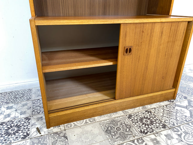 WMK Stilvoller kleiner skandinavischer Bücherschrank in Nussbaum mit Schiebetüren & hübschen Holzgriffen # Regal Bücherregal Kommode Highboard Bibliothek Sideboard Danish Design Mid-Century Vintage