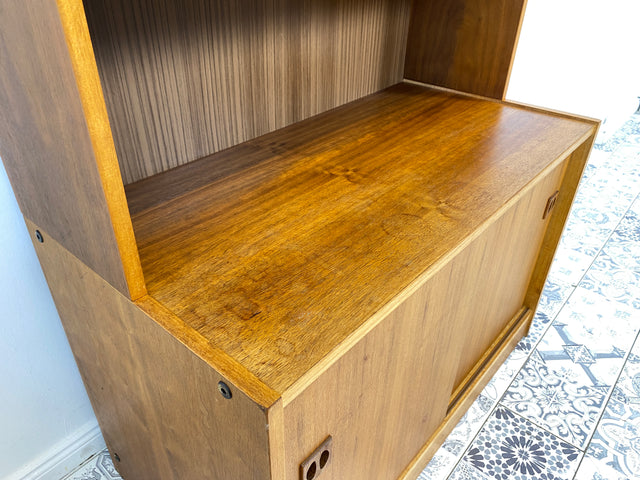 WMK Stilvoller kleiner skandinavischer Bücherschrank in Nussbaum mit Schiebetüren & hübschen Holzgriffen # Regal Bücherregal Kommode Highboard Bibliothek Sideboard Danish Design Mid-Century Vintage