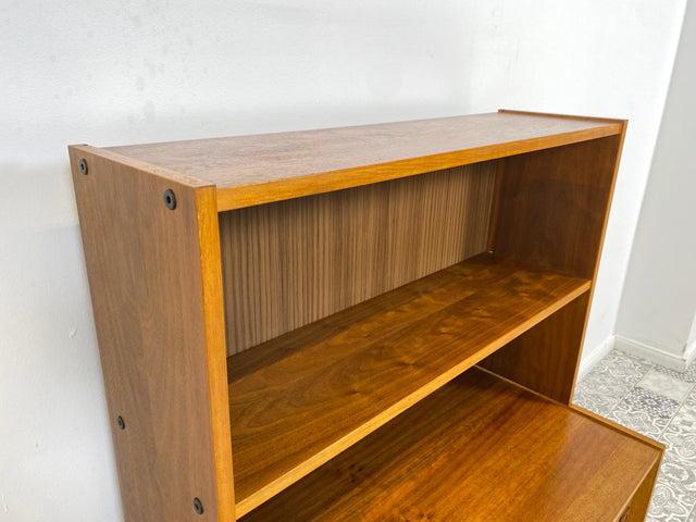 WMK Stilvoller kleiner skandinavischer Bücherschrank in Nussbaum mit Schiebetüren & hübschen Holzgriffen # Regal Bücherregal Kommode Highboard Bibliothek Sideboard Danish Design Mid-Century Vintage