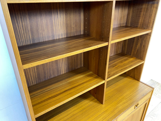 WMK Formschlichter und sehr gut erhaltener skandinavischer Bücherschrank aus 1970ern in Teakholz mit Schubladen & verstellbaren Regalböden # Regal Bücherregal Highboard Kommode Danish Design Vintage