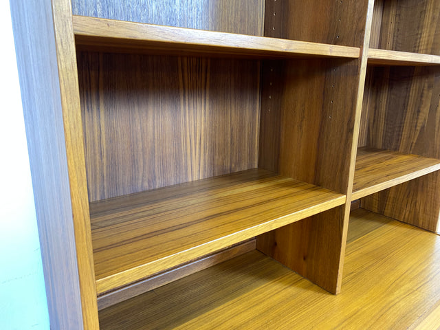 WMK Formschlichter und sehr gut erhaltener skandinavischer Bücherschrank aus 1970ern in Teakholz mit Schubladen & verstellbaren Regalböden # Regal Bücherregal Highboard Kommode Danish Design Vintage