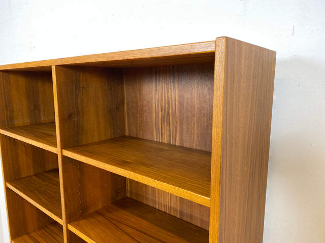 WMK Formschlichter und sehr gut erhaltener skandinavischer Bücherschrank aus 1970ern in Teakholz mit Schubladen & verstellbaren Regalböden # Regal Bücherregal Highboard Kommode Danish Design Vintage