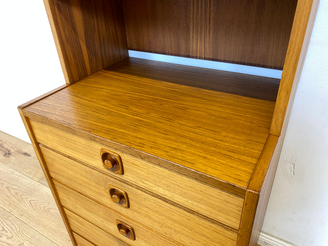 WMK Formschlichte und sehr gut erhaltene skandinavische Vitrine aus 1970er Jahren mit Schubladen und formschönen Holzgriffen # Bücherschrank Büchervitrine Regal Highboard Kommode Danish Design Vintage