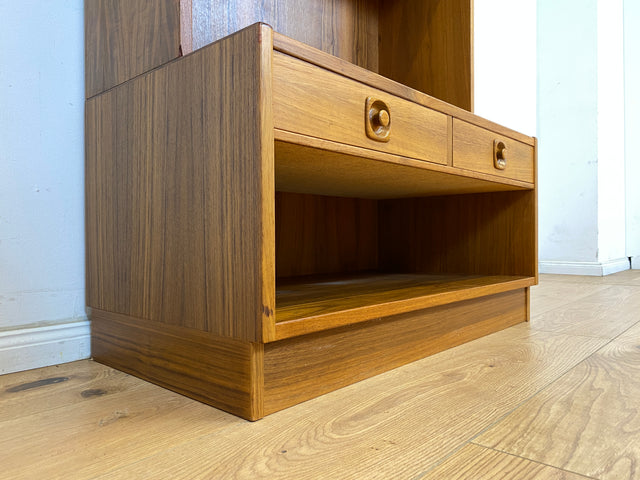 WMK Stilvoller und sehr gut erhaltener skandinavischer Bücherschrank aus 1970er Jahren mit Schubladen und formschönen Holzgriffen # Bücherregal Büchervitrine Regal TV-Lowboard Danish Design Vintage