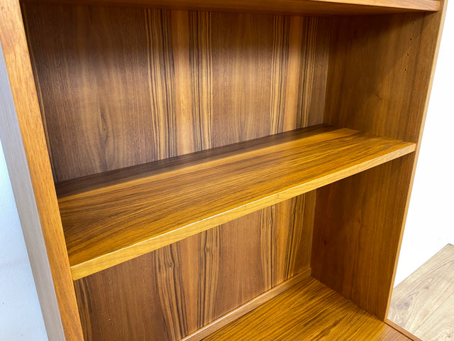 WMK Stilvoller und sehr gut erhaltener skandinavischer Bücherschrank aus 1970er Jahren mit Schubladen und formschönen Holzgriffen # Bücherregal Büchervitrine Regal TV-Lowboard Danish Design Vintage