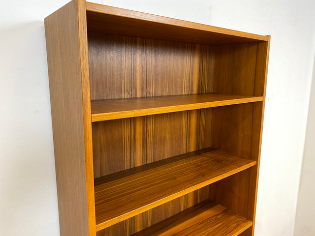 WMK Stilvoller und sehr gut erhaltener skandinavischer Bücherschrank aus 1970er Jahren mit Schubladen und formschönen Holzgriffen # Bücherregal Büchervitrine Regal TV-Lowboard Danish Design Vintage