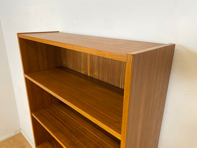 WMK Stilvoller und sehr gut erhaltener skandinavischer Bücherschrank aus 1970er Jahren mit Schubladen und formschönen Holzgriffen # Bücherregal Büchervitrine Regal TV-Lowboard Danish Design Vintage