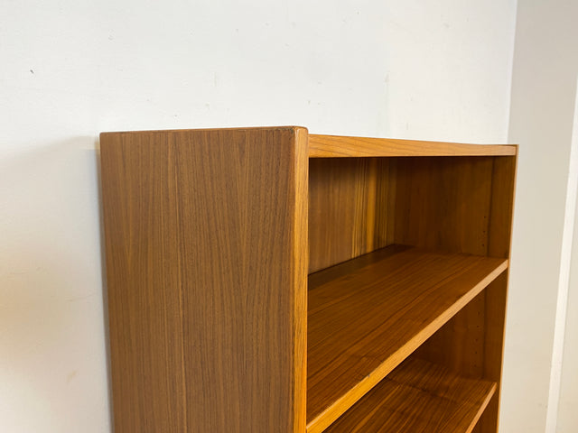 WMK Stilvoller und sehr gut erhaltener skandinavischer Bücherschrank aus 1970er Jahren mit Schubladen und formschönen Holzgriffen # Bücherregal Büchervitrine Regal TV-Lowboard Danish Design Vintage