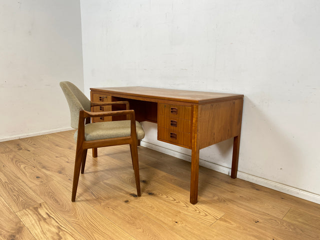 WMK Stilvoller skandinavischer Designerschreibtisch von Tibergaard in Teakholz , freistellend mit Regal & Holzgriffen # Schreibtisch Arbeitstisch Bürotisch Desk Danish Design Mid-Century Vintage Teak