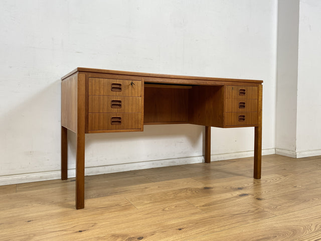 WMK Stilvoller skandinavischer Designerschreibtisch von Tibergaard in Teakholz , freistellend mit Regal & Holzgriffen # Schreibtisch Arbeitstisch Bürotisch Desk Danish Design Mid-Century Vintage Teak