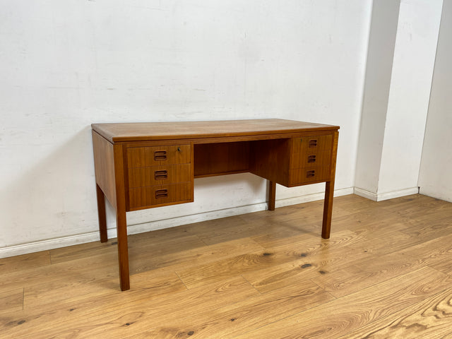 WMK Stilvoller skandinavischer Designerschreibtisch von Tibergaard in Teakholz , freistellend mit Regal & Holzgriffen # Schreibtisch Arbeitstisch Bürotisch Desk Danish Design Mid-Century Vintage Teak