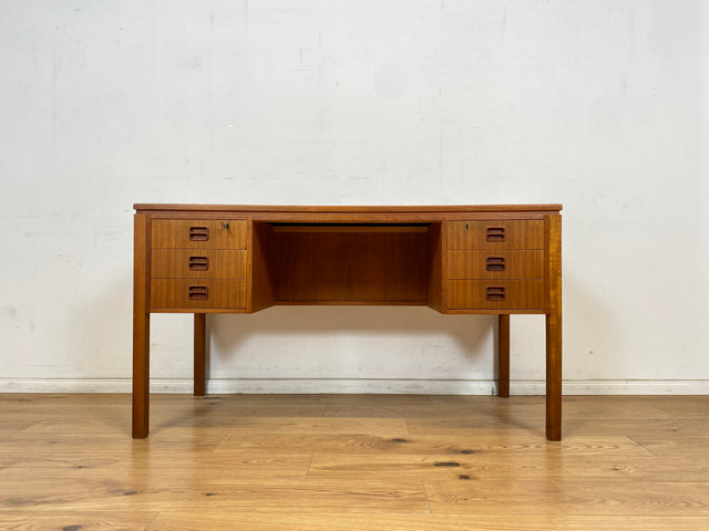 WMK Stilvoller skandinavischer Designerschreibtisch von Tibergaard in Teakholz , freistellend mit Regal & Holzgriffen # Schreibtisch Arbeitstisch Bürotisch Desk Danish Design Mid-Century Vintage Teak