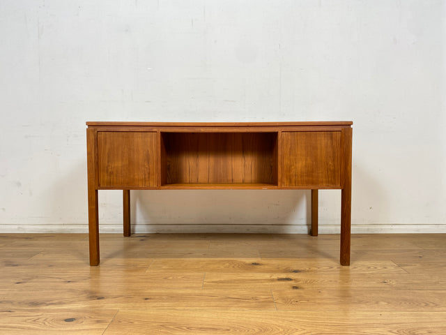 WMK Stilvoller skandinavischer Designerschreibtisch von Tibergaard in Teakholz , freistellend mit Regal & Holzgriffen # Schreibtisch Arbeitstisch Bürotisch Desk Danish Design Mid-Century Vintage Teak