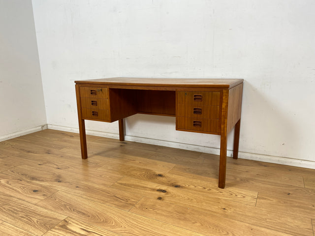 WMK Stilvoller skandinavischer Designerschreibtisch von Tibergaard in Teakholz , freistellend mit Regal & Holzgriffen # Schreibtisch Arbeitstisch Bürotisch Desk Danish Design Mid-Century Vintage Teak