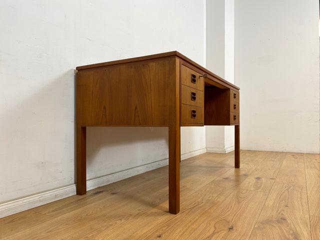 WMK Stilvoller skandinavischer Designerschreibtisch von Tibergaard in Teakholz , freistellend mit Regal & Holzgriffen # Schreibtisch Arbeitstisch Bürotisch Desk Danish Design Mid-Century Vintage Teak