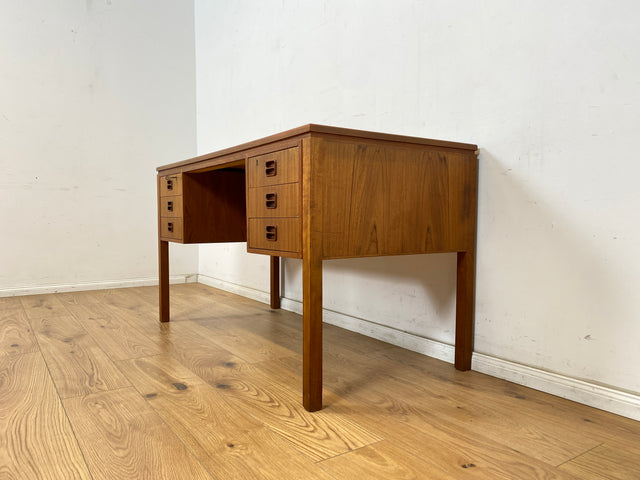 WMK Stilvoller skandinavischer Designerschreibtisch von Tibergaard in Teakholz , freistellend mit Regal & Holzgriffen # Schreibtisch Arbeitstisch Bürotisch Desk Danish Design Mid-Century Vintage Teak