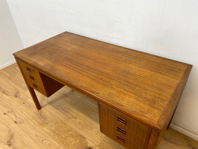 WMK Stilvoller skandinavischer Designerschreibtisch von Tibergaard in Teakholz , freistellend mit Regal & Holzgriffen # Schreibtisch Arbeitstisch Bürotisch Desk Danish Design Mid-Century Vintage Teak