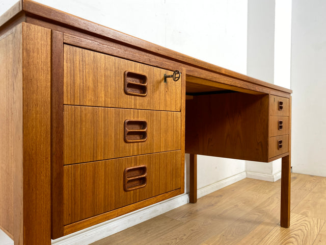 WMK Stilvoller skandinavischer Designerschreibtisch von Tibergaard in Teakholz , freistellend mit Regal & Holzgriffen # Schreibtisch Arbeitstisch Bürotisch Desk Danish Design Mid-Century Vintage Teak