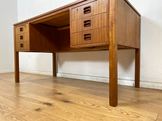 WMK Stilvoller skandinavischer Designerschreibtisch von Tibergaard in Teakholz , freistellend mit Regal & Holzgriffen # Schreibtisch Arbeitstisch Bürotisch Desk Danish Design Mid-Century Vintage Teak