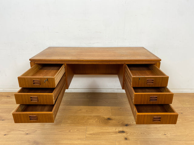 WMK Stilvoller skandinavischer Designerschreibtisch von Tibergaard in Teakholz , freistellend mit Regal & Holzgriffen # Schreibtisch Arbeitstisch Bürotisch Desk Danish Design Mid-Century Vintage Teak