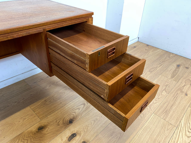 WMK Stilvoller skandinavischer Designerschreibtisch von Tibergaard in Teakholz , freistellend mit Regal & Holzgriffen # Schreibtisch Arbeitstisch Bürotisch Desk Danish Design Mid-Century Vintage Teak