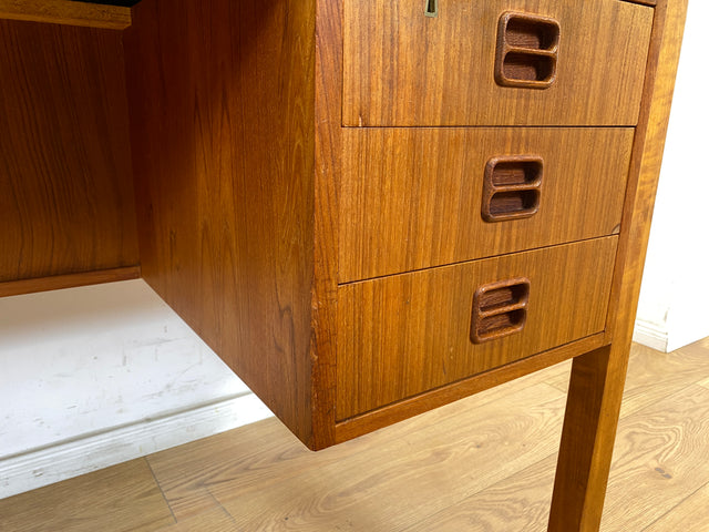 WMK Stilvoller skandinavischer Designerschreibtisch von Tibergaard in Teakholz , freistellend mit Regal & Holzgriffen # Schreibtisch Arbeitstisch Bürotisch Desk Danish Design Mid-Century Vintage Teak