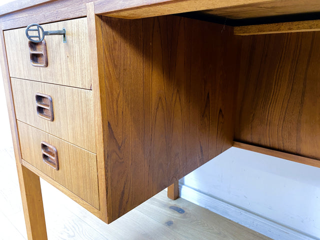 WMK Stilvoller skandinavischer Designerschreibtisch von Tibergaard in Teakholz , freistellend mit Regal & Holzgriffen # Schreibtisch Arbeitstisch Bürotisch Desk Danish Design Mid-Century Vintage Teak