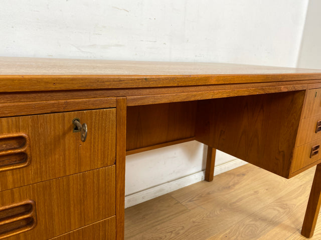 WMK Stilvoller skandinavischer Designerschreibtisch von Tibergaard in Teakholz , freistellend mit Regal & Holzgriffen # Schreibtisch Arbeitstisch Bürotisch Desk Danish Design Mid-Century Vintage Teak