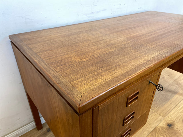 WMK Stilvoller skandinavischer Designerschreibtisch von Tibergaard in Teakholz , freistellend mit Regal & Holzgriffen # Schreibtisch Arbeitstisch Bürotisch Desk Danish Design Mid-Century Vintage Teak