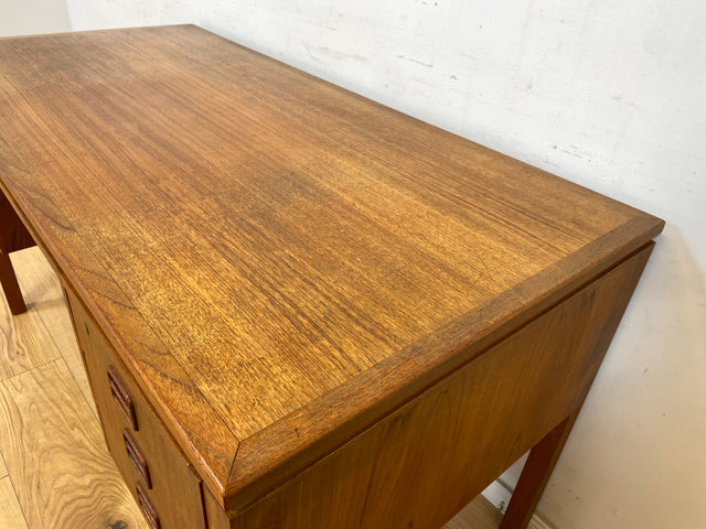 WMK Stilvoller skandinavischer Designerschreibtisch von Tibergaard in Teakholz , freistellend mit Regal & Holzgriffen # Schreibtisch Arbeitstisch Bürotisch Desk Danish Design Mid-Century Vintage Teak