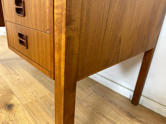 WMK Stilvoller skandinavischer Designerschreibtisch von Tibergaard in Teakholz , freistellend mit Regal & Holzgriffen # Schreibtisch Arbeitstisch Bürotisch Desk Danish Design Mid-Century Vintage Teak