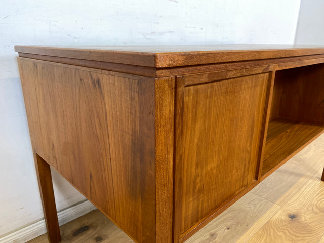 WMK Stilvoller skandinavischer Designerschreibtisch von Tibergaard in Teakholz , freistellend mit Regal & Holzgriffen # Schreibtisch Arbeitstisch Bürotisch Desk Danish Design Mid-Century Vintage Teak