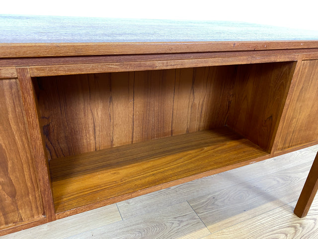 WMK Stilvoller skandinavischer Designerschreibtisch von Tibergaard in Teakholz , freistellend mit Regal & Holzgriffen # Schreibtisch Arbeitstisch Bürotisch Desk Danish Design Mid-Century Vintage Teak