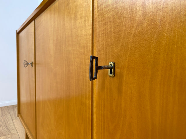 WMK I Versand 85€ I Stilvolles helles Mid-Century Sideboard aus 1965 von VEB Südthüringer Möbelwerken Themar I Kommode Schrank Anrichte TV Bank Lowboard Cabinet 60er Vintage DDR Berlin Bochum Leipzig