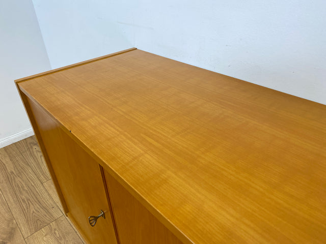 WMK I Versand 85€ I Stilvolles helles Mid-Century Sideboard aus 1965 von VEB Südthüringer Möbelwerken Themar I Kommode Schrank Anrichte TV Bank Lowboard Cabinet 60er Vintage DDR Berlin Bochum Leipzig