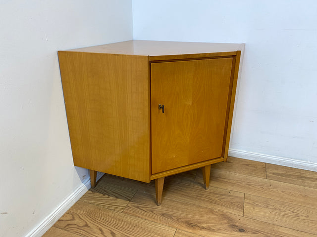 WMK I Versand 85€ I Stilvolle helle Mid-Century Eck Kommode aus 1965 von VEB Südthüringer Möbelwerken I Kommode Schrank Anrichte TV Bank Lowboard Cabinet 60er Vintage DDR Berlin Regensburg Heidelberg