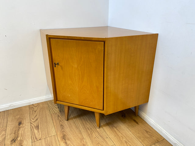 WMK I Versand 85€ I Stilvolle helle Mid-Century Eck Kommode aus 1965 von VEB Südthüringer Möbelwerken I Kommode Schrank Anrichte TV Bank Lowboard Cabinet 60er Vintage DDR Berlin Regensburg Heidelberg
