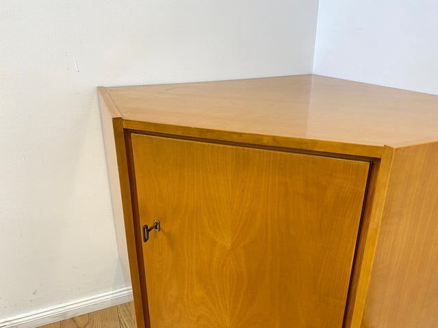 WMK I Versand 85€ I Stilvolle helle Mid-Century Eck Kommode aus 1965 von VEB Südthüringer Möbelwerken I Kommode Schrank Anrichte TV Bank Lowboard Cabinet 60er Vintage DDR Berlin Regensburg Heidelberg